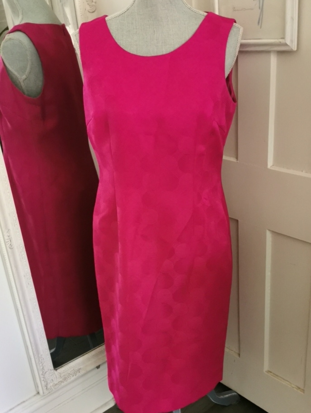 Jones Studio Careerwear Fuchsia Pink Textured Circle Sleeveless Sheath Dress. 8